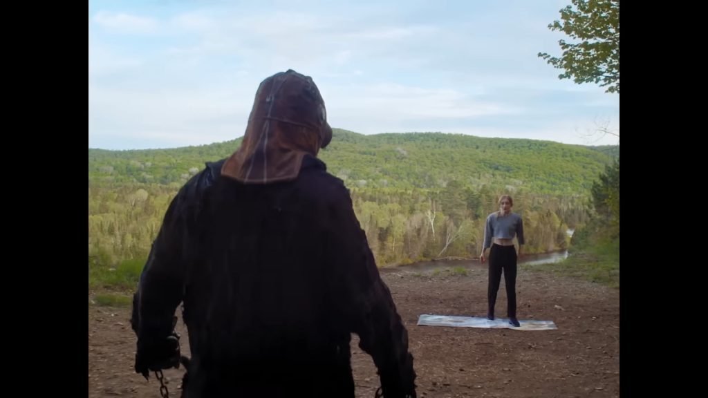 A screenshot from slasher movie In a Violent Nature (2024)