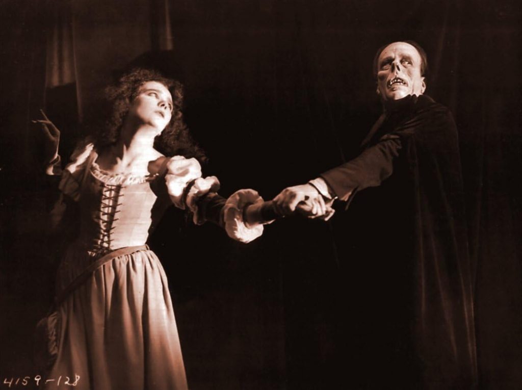 A screenshot from American silent horror movie The Phantom Of The Opera (1925)